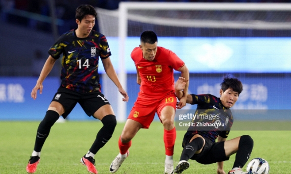 Chạm trán tuyển Việt Nam, HLV Trung Quốc gây sốc với tiền đạo 35 tuổi?