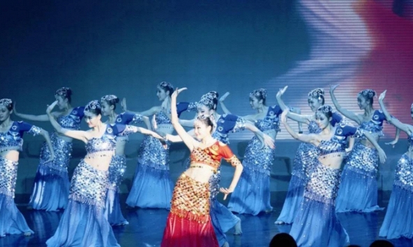 Dung mạo bất phàm của trưởng đoàn ca múa Evergrande, ông chủ Hứa Gia Ấn từng khen: 'Thiếu cô ấy việc không thể thành'