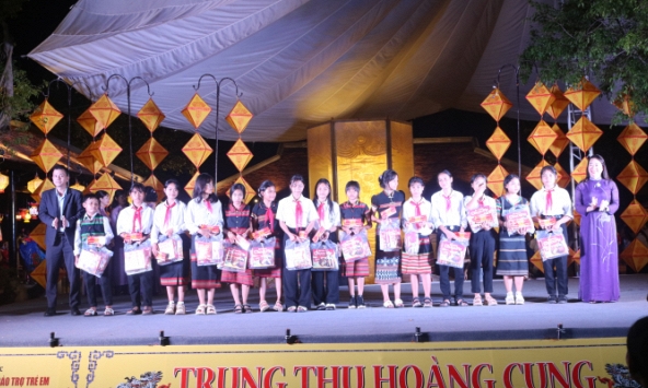 Hội Nữ trí thức tỉnh Thừa Thiên Huế tham gia tổ chức chương trình Trung thu cho trẻ em có hoàn cảnh đặc biệt, khó khăn