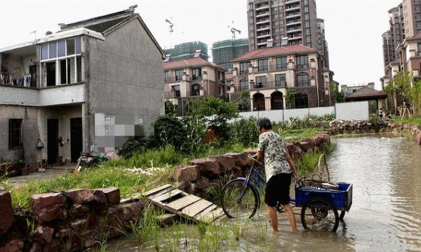 Nhà đinh đòi 10 tỷ và 2 căn hộ mới chịu dời đi: Chẳng nhận được đền bù, ngày ngày phải lội nước mới vào được nhà