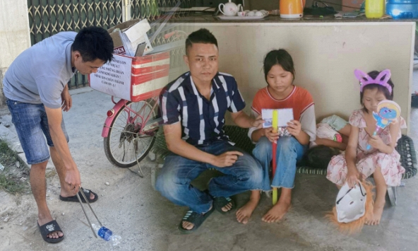 Chàng trai rong ruổi nhặt ve chai, gom góp tặng những người nghèo khó