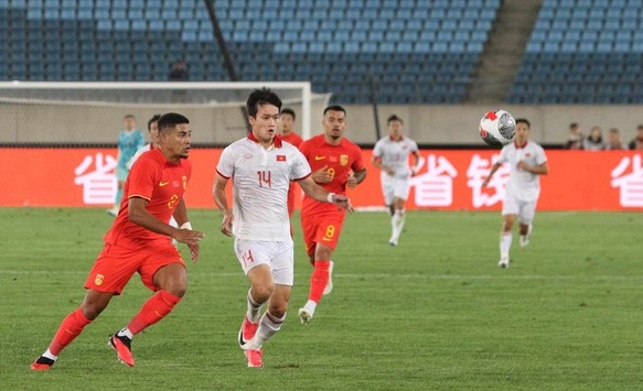 Chứng kiến tuyển Việt Nam ban bật đẳng cấp ở hiệp đầu tiên, phóng viên Trung Quốc ngỡ ngàng: Họ chơi như Nhật Bản vậy