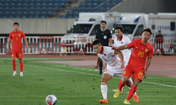 Để sao trẻ 19 tuổi chào sân, HLV Troussier trả giá đắt bằng trận thua xấu xí trước Trung Quốc