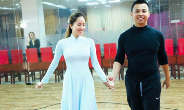 Khánh Thi đăng ảnh quá khứ với Chí Anh, cách xưng hô tiết lộ mối quan hệ hiện tại với tình cũ