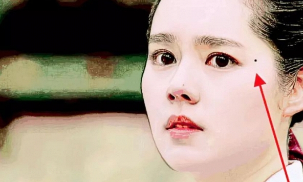 Người sở hữu nốt ruồi cát tường ở 3 vị trí này thường có tương lai rực rỡ, tài lộc đầy nhà