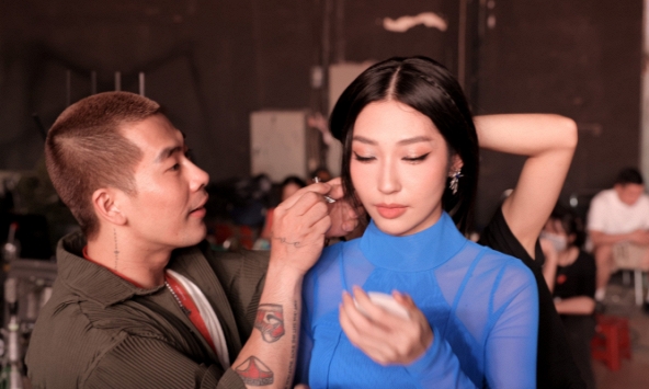 Stylist Travis Nguyễn chuẩn bị hơn 3000 trang phục cho 'Chị đẹp đạp gió rẽ sóng', nhiều lúc bật khóc vì áp lực