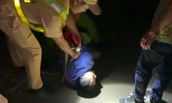 Bị CSGT truy đuổi, người đàn ông lao vào nhà dân 'bỏ của chạy lấy người'