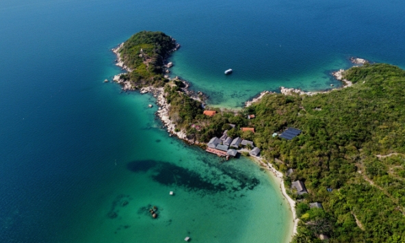 Cặp đôi Pháp - Việt biến đảo hoang thành ‘nơi nghiêm ngặt’: Xem cá voi gần bờ, Forbes và CNN đều ca ngợi