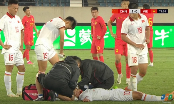 Cầu thủ Trung Quốc khiến hậu vệ Việt Nam phải khâu 7 mũi, HLV Troussier thêm tin dữ trước ngày đấu Hàn Quốc