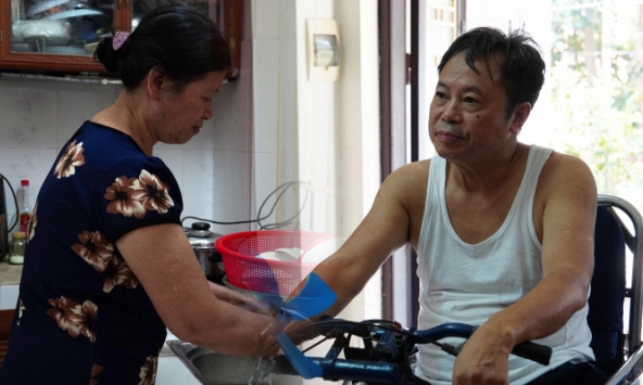 Người thương binh đi xe lăn hơn 40km để hỏi vợ, câu chuyện tình khiến bao người ngưỡng mộ