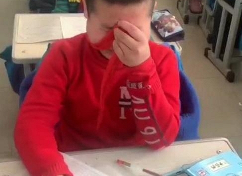 Học sinh tiểu học viết văn kể về kỷ niệm... 'suýt chết', cô giáo đọc xong ôm bụng cười vật vã: Đến chịu trí tưởng tượng của em này!