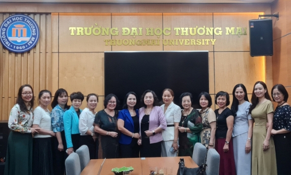 Lãnh đạo Hội Nữ trí thức Việt Nam làm việc với BCH Chi hội Nữ trí thức Trường đại học Thương Mại về việc tổ  chức Đại hội