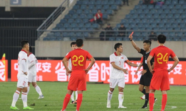 Tuyển thủ Việt Nam trận thua Trung Quốc: Quân bầu Đức 'cầm top', hai 'hòn đá tảng' thảm hại