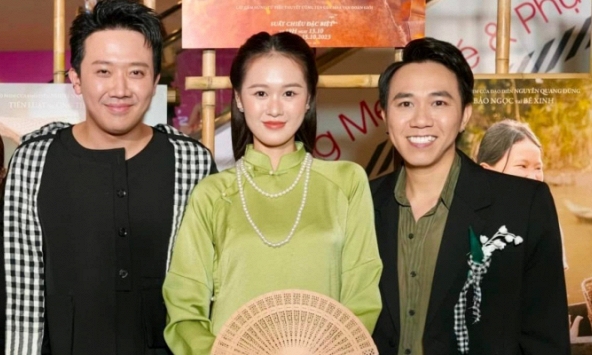 Anh Đức 'dính như sam” với người yêu tin đồn, để lộ hành động đáng nghi trong tiệc thân mật với hội bạn 