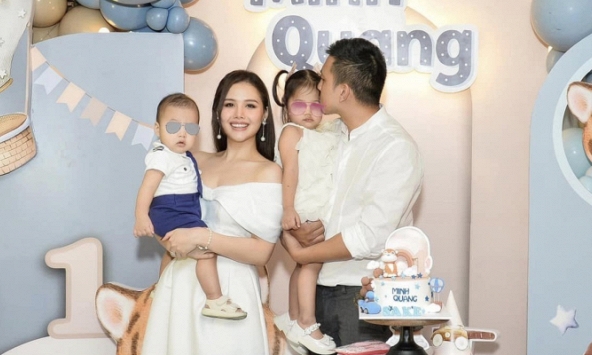 'Nàng dâu hào môn' Phanh Lee khoe ảnh gia đình, tiết lộ thêm thông tin về quý tử vừa tròn 1 tuổi