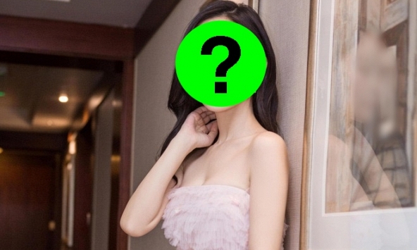 Mỹ nhân 'không ai dám mời diễn' 41 tuổi vẫn xinh như búp bê, kiếm hàng nghìn tỷ nhờ bị đuổi khỏi showbiz