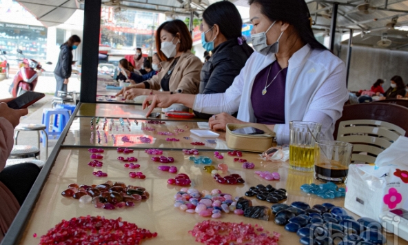 Yên Bái: Phiên chợ đá quý bày bán như rau các sản phẩm có giá trị từ vài triệu đến hơn trăm triệu