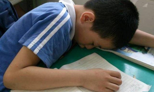 Cậu bé cấp 1 viết văn kể chuyện... ăn trộm tiền của ông nội, câu văn cuối bài khiến giáo viên phải phê: Cô bật khóc ngay lập tức