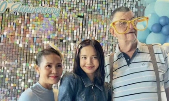 Lisa (BLACKPINK) xuất hiện bên gia đình sau loạt ồn ào, biểu cảm gây chú ý