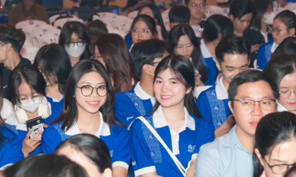 Một trường gây sốt với lễ khai giảng như ĐH nước ngoài, thầy cô và sinh viên thi nhau 'bắn' 9 thứ tiếng