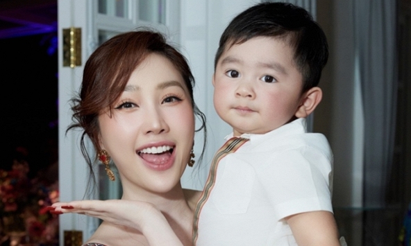 Bảo Thy xinh đẹp, cười tít mắt bế con trai Chi Bảo - Lý Thùy Chang