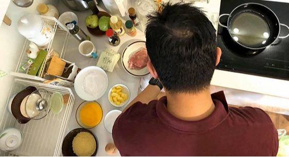 Chẳng bao giờ 'giúp' vợ làm việc nhà, ông chồng vẫn được tán dương vì lý do đặc biệt