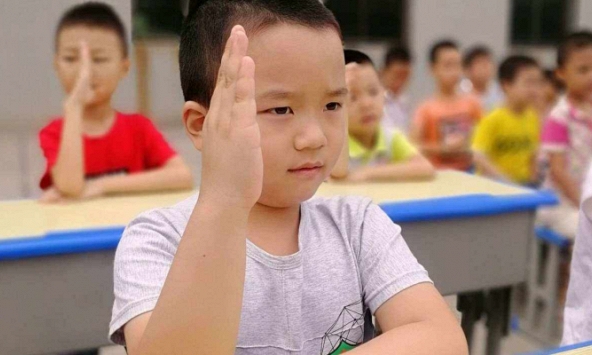 Đề bài yêu cầu 'viết văn miêu tả cuộc sống của ai đó': Cậu bé tiểu học 'ngoáy' đúng 2 dòng, cô giáo đọc xong cười muốn nín thở!