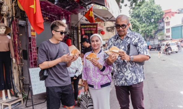 Tiktoker Vương Khánh hội ngộ người sáng lập 'Asia Influencers Awards', giới thiệu loạt cảnh đẹp, ẩm thực Hà Nội