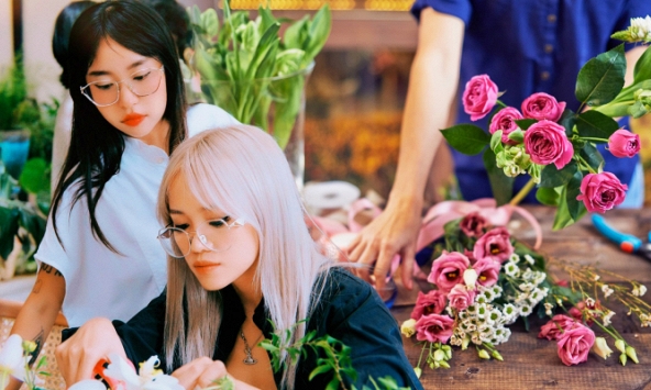 Chủ tiệm hoa bày cách cắm hoa luôn tươi, chỉ ra 1 đặc điểm của 'hoa đông lạnh' mà chị em không nên mua