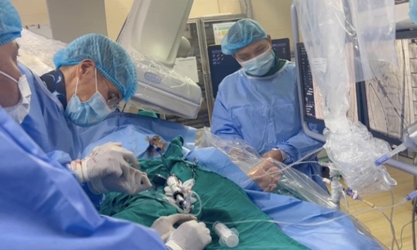 Lần đầu tiên tại Việt Nam thay van trong van động mạch chủ