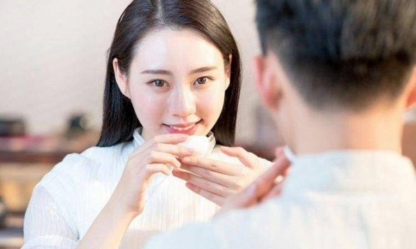 Phụ nữ thông minh sẽ không tranh giành và không hỏi đàn ông 2 điều này trong suốt cuộc đời