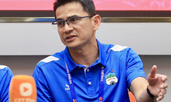 HLV Kiatisuk lên tiếng về VAR, nói lời bênh vực chiến lược chuyển nhượng của bầu Đức