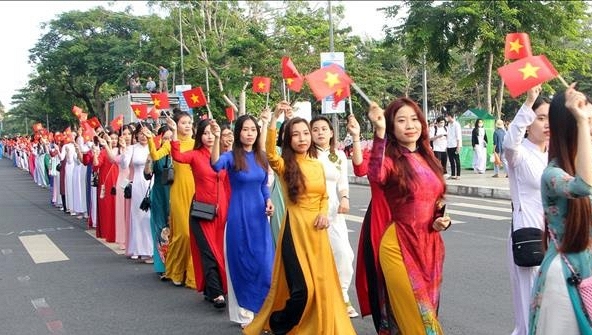 Phụ nữ Việt Nam trung hậu - đảm đang - tài năng - anh hùng 