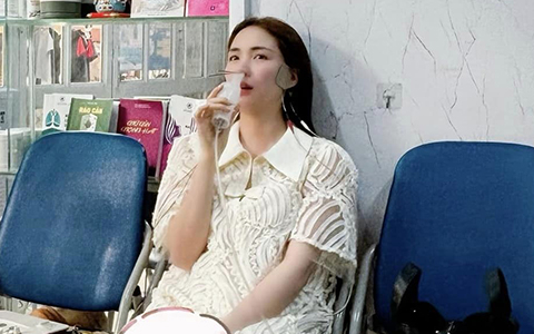 Hình ảnh gây lo lắng của Hòa Minzy trước giờ diễn, tình trạng sức khỏe hiện tại ra sao?