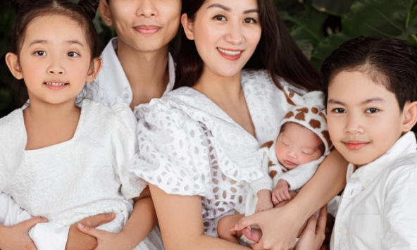 Khánh Thi khoe nhan sắc rạng rỡ bên chồng con, tiết lộ có những lúc mệt mỏi phải gồng mình