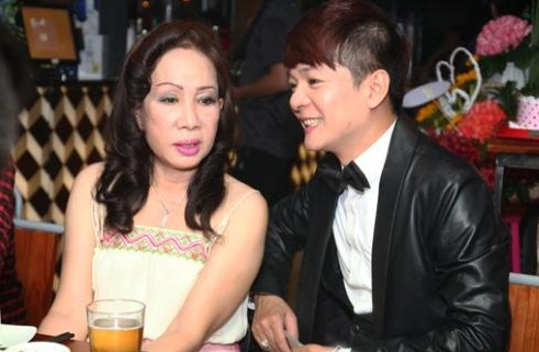 Nam ca sĩ Việt lấy vợ hơn 8 tuổi, sau 30 năm vẫn yêu say đắm, mặn nồng dù không có con cái