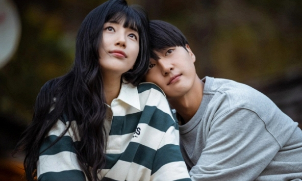 Phim mới của Suzy vừa chiếu có gì hấp dẫn mà khiến khán giả “quắn quéo” khen hết lời?