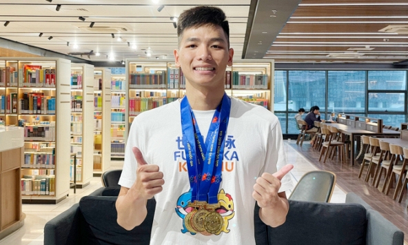 Sau ồn ào với Hoa hậu Ý Nhi, Nguyễn Hữu Kim Sơn flex HCV khẳng định: 'Tôi vẫn còn bơi'