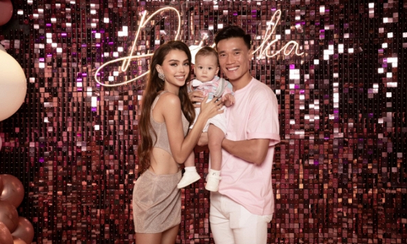 Bùi Tiến Dũng và vợ Tây tranh luận: Cậu quý tử giống ai?