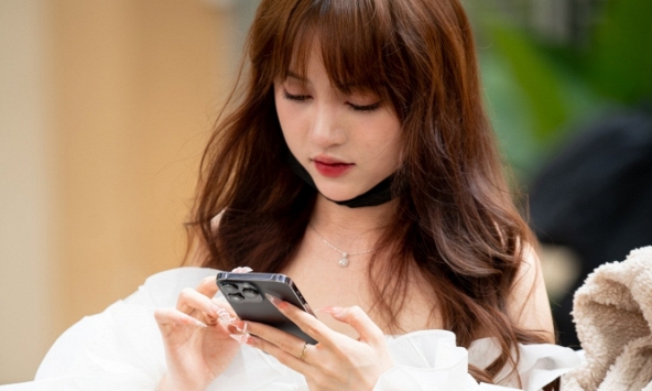 Dàn gái xinh mê Liên Quân đổ bộ Chung kết Đấu Trường Danh Vọng mùa Đông 2023, khán giả xếp hàng dài chờ vào xem trận Chung kết