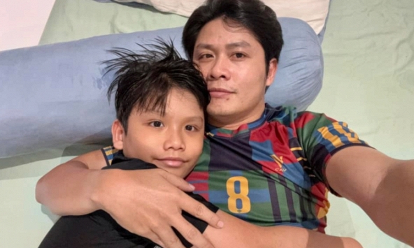 Kiểm tra cặp sách của con, nhạc sĩ nổi tiếng Nguyễn Văn Chung 'ôm đầu' cảm thán còn dân tình phì cười vì chung cảnh ngộ