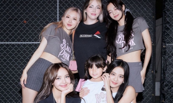 Tác giả loạt bản hit của BLACKPINK kết thúc hợp đồng sau 11 năm nhưng thái độ “hả dạ' gây tranh cãi?