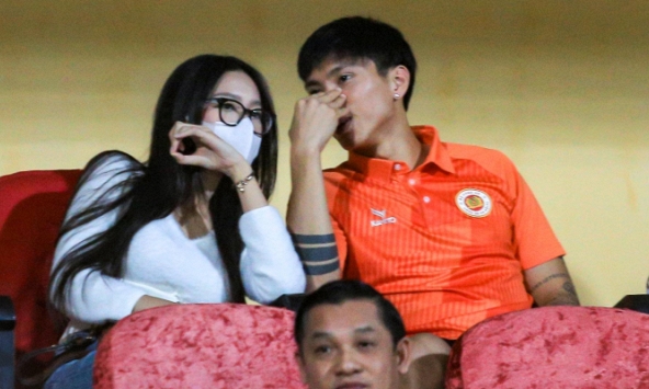 Văn Hậu tình tứ bên vợ Doãn Hải My ở sân Hàng Đẫy sau khi đăng ký kết hôn