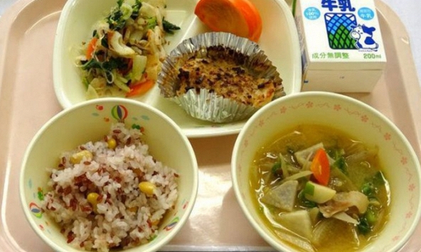 Ai cũng mê bữa ăn trưa của học sinh Nhật, đủ chất mà rẻ, có cả chuyên gia cân đo dinh dưỡng