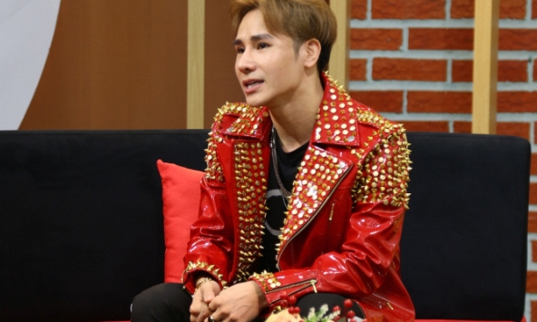 Ca sĩ Chu Bin là ai mà 'gây bão' MXH vì 1 sự cố nhạy cảm trên sân khấu?