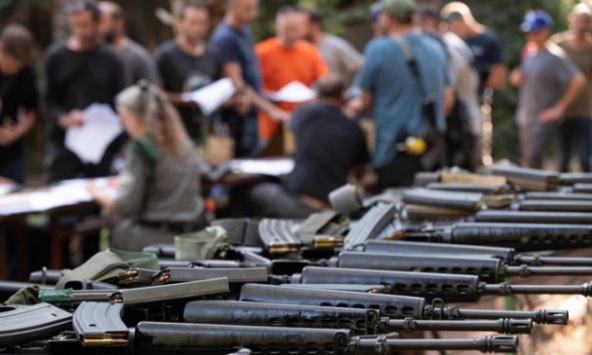 Nhu cầu sở hữu vũ khí tăng vọt sau vụ Hamas tấn công: Người Israel xếp hàng dài... mua súng