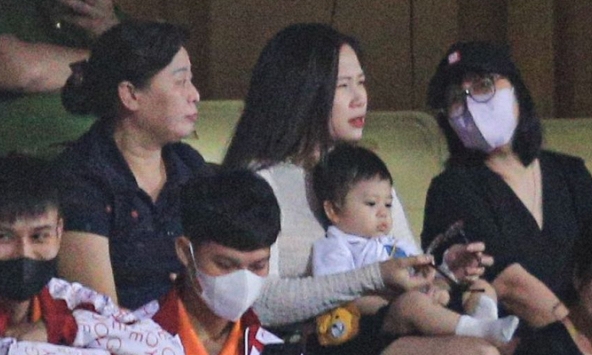 Vợ Đình Trọng xuất hiện giản dị, nhìn cử chỉ đoán ngay mối quan hệ với mẹ chồng