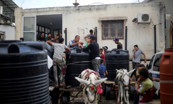 Cách người đàn ông và con lừa giúp người dân Gaza khỏi chết khát giữa vòng vây của quân đội Israel