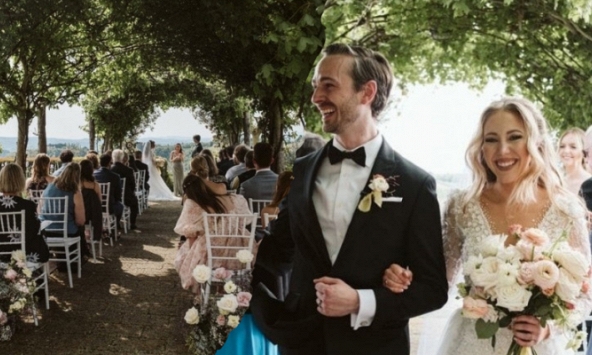 Va phải nhau trong quán rượu, cặp đôi không thể dứt 'cơn say' mà tiến thẳng tới lễ đường như mơ