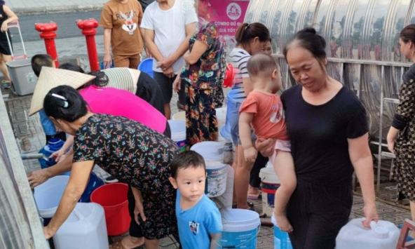 Gian nan cảnh thiếu nước ở khu đô thị Thanh Hà: Ba ngày chưa tắm, ông bà bế cháu nhỏ quằn lưng xách từng xô